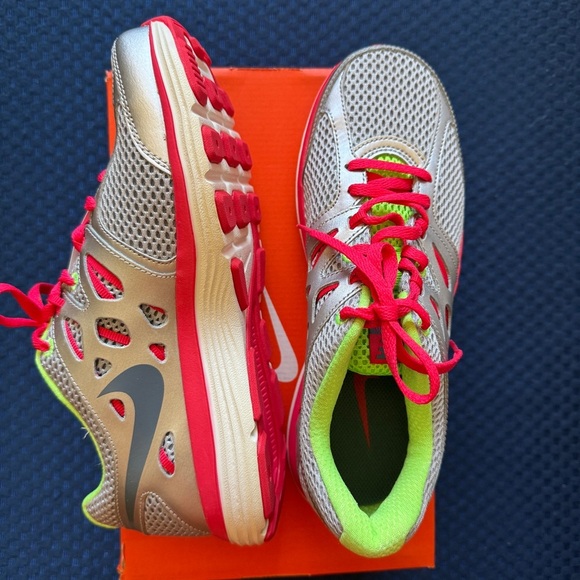 NWT Women NIKE DUAL FUSION LITE Size 6.5 - Picture 2 of 7